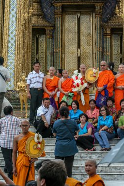 2011.05.16, Bangkok, Tayland. Bir grup Budist keşiş ve turist antik tapınağın arka planında kamera önünde poz veriyorlar..