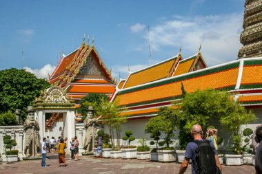 2011.05.16, Bangkok, Tayland. Büyük Saray kompleksinin pavyonları. Asya 'nın antik mimarisi. Bangkok manzarası. Turistler çevrede geziniyor.