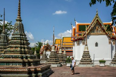 2011.05.16, Bangkok, Tayland. Büyük Saray kompleksinin pavyonları. Asya 'nın antik mimarisi. Bangkok manzarası. Turistler çevrede geziniyor.