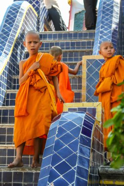 2011.05.16, Bangkok, Tayland. Budist çocuklar turistik yerleri ziyaret ediyor. Asya'yı dolaşın. Bangkok'ta dolaşan turistler.