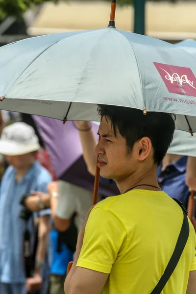 2011 Bangkok Thailand Young Asian Man Umbrella Walking Park — Stock Photo, Image