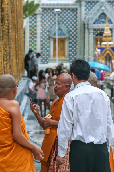 2011 Bangkok Tayland Genç Budist Rahipler Etrafı Geziyor Asya Dolaş — Stok fotoğraf