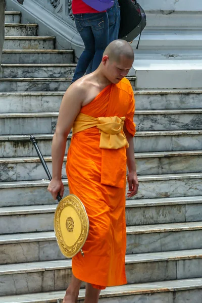 2011 Bangkok Thailand 年轻的僧人和其他游客在大殿中漫步 亚洲古老的建筑 曼谷之光 — 图库照片