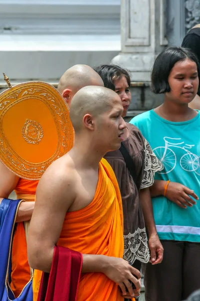 2011 Bangkok Thaïlande Jeunes Moines Bouddhistes Autres Touristes Promenant Autour — Photo