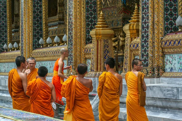 2011 Bangkok Thailand 年轻的僧人和其他游客在大殿中漫步 亚洲古老的建筑 曼谷之光 — 图库照片
