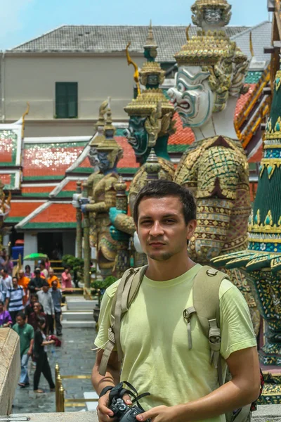 2011 Бангкок Таиланд Европейская Туристическая Камера Фоне Древнего Храма Путешествие — стоковое фото