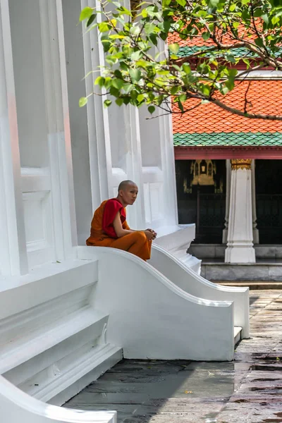 2011 Bangkok Thailand 年轻的僧人在大殿的楼梯上休息 亚洲古老的建筑 曼谷之光 — 图库照片