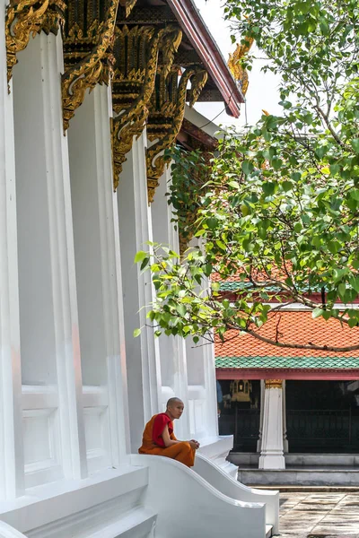 2011 Bangkok Thailand 年轻的僧人在大殿的楼梯上休息 亚洲古老的建筑 曼谷之光 — 图库照片