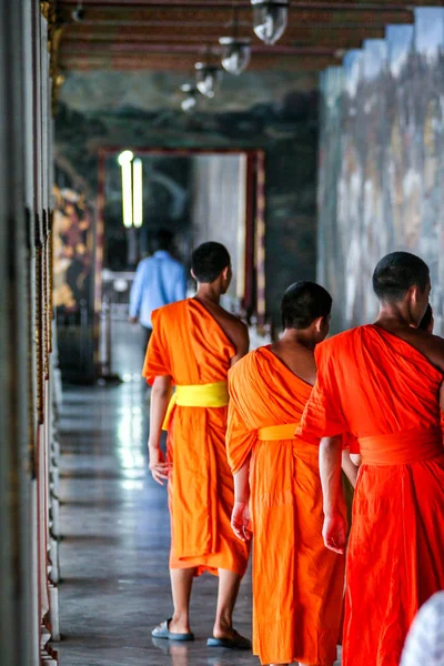 2011 Bangkok Thaïlande Jeunes Moines Bouddhistes Autres Touristes Promenant Autour — Photo