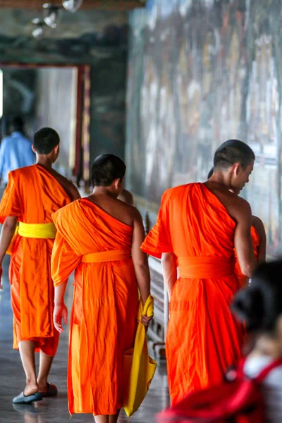 2011 Μπανγκόκ Ταϊλάνδη Νέοι Βουδιστές Μοναχοί Και Άλλοι Τουρίστες Που — Φωτογραφία Αρχείου