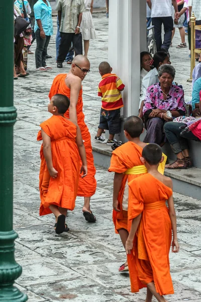 2011 Bangkok Tayland Genç Budist Rahipler Etrafı Geziyor Asya Dolaş — Stok fotoğraf