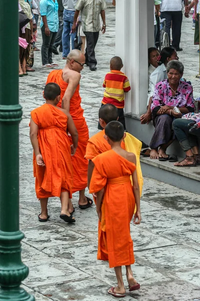 2011.05.16, Bangkok, Tayland. Genç Budist rahipler etrafı geziyor. Asya 'yı dolaş. Bangkok 'ta gezen turistler.