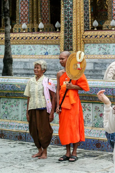 2011 Бангкок Таїланд Буддійський Чернець Турист Полює Камерою Задньому Плані — стокове фото