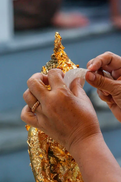 2011 Bangkok Tayland Budist Tapınağında Dini Tören Buda Heykeline Altın — Stok fotoğraf