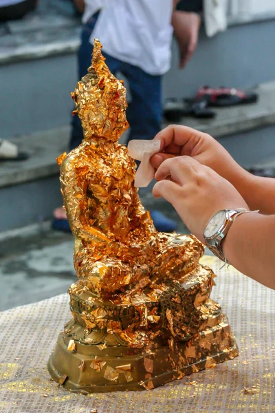 2011 Bangkok Tayland Budist Tapınağında Dini Tören Buda Heykeline Altın — Stok fotoğraf
