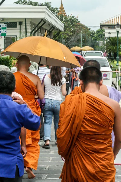 2011 Bangkok Thailand 年轻的僧人和其他游客在大殿中漫步 亚洲古老的建筑 曼谷之光 — 图库照片