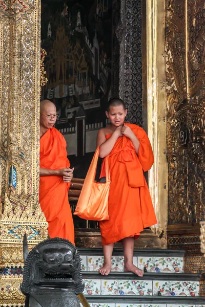 2011 Bangkok Tayland Genç Budist Rahipler Büyük Saray Tapınağının Kapısından — Stok fotoğraf
