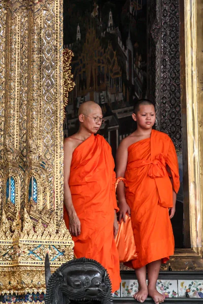 2011 Bangkok Thailand Unga Buddistiska Munkar Går Genom Dörren Till — Stockfoto