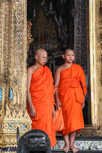 2011 Bangkok Tayland Genç Budist Rahipler Büyük Saray Tapınağının Kapısından — Stok fotoğraf