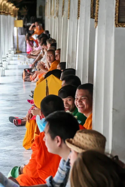 2011 Bangkok Tayland Bir Grup Budist Keşiş Turist Olarak Büyük — Stok fotoğraf