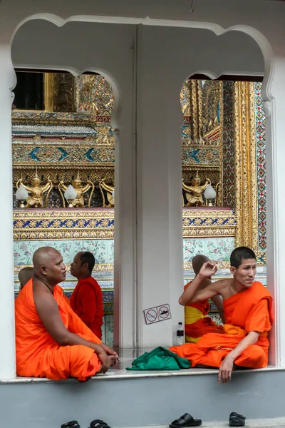 2011 Bangkok Tayland Bir Grup Budist Keşiş Turist Olarak Büyük — Stok fotoğraf