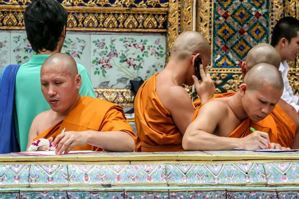 2011 Bangkok Tayland Mektubu Yazan Telefonla Konuşan Budist Keşiş Büyük — Stok fotoğraf