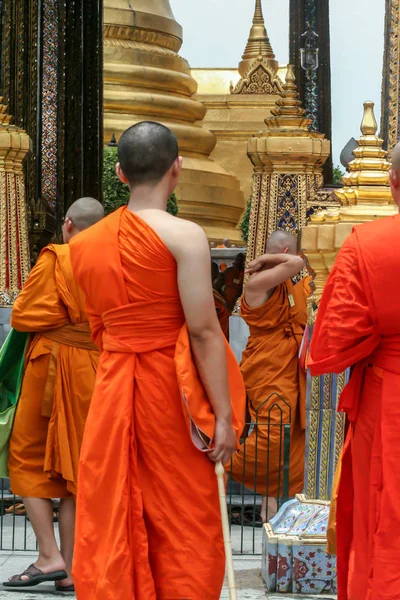 2011 Bangkok Thailand Young Buddhist Monks Other Tourists Walking Territory — Stock Photo, Image