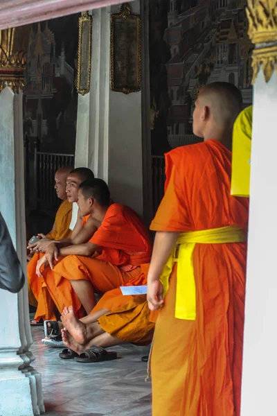 2011 Bangkok Thailand Group Buddhist Monks Tourists Resting Shadows Territory — Stock Photo, Image