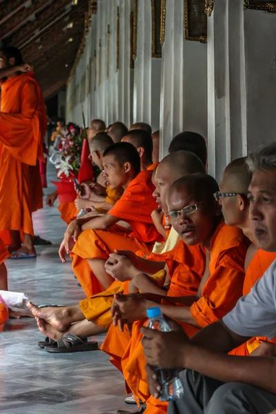2011 Bangkok Thailand Grupp Buddistiska Munkar Som Turister Vilar Skuggorna — Stockfoto