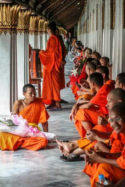 2011 Bangkok Thailand 成群结队的僧人作为观光客在大殿的阴影中休息 — 图库照片