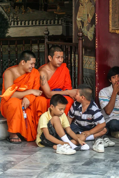 2011 バンコク 観光客としての仏教の僧侶のグループは 王宮の領域に影に休んでいる — ストック写真