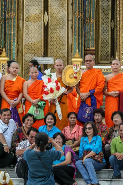 2011 Bangkok Tayland Bir Grup Budist Keşiş Turist Antik Tapınağın — Stok fotoğraf