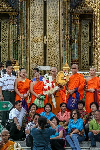 2011 Bangkok Tayland Bir Grup Budist Keşiş Turist Antik Tapınağın — Stok fotoğraf