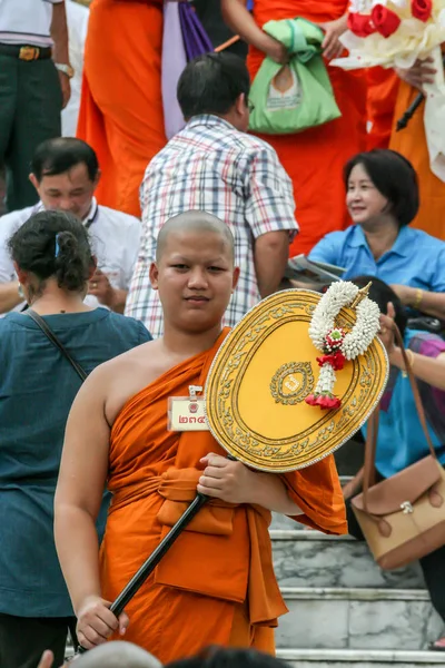 2011 Bangkok Thailand Grupp Buddhistiska Munkar Och Turister Poserar För — Stockfoto