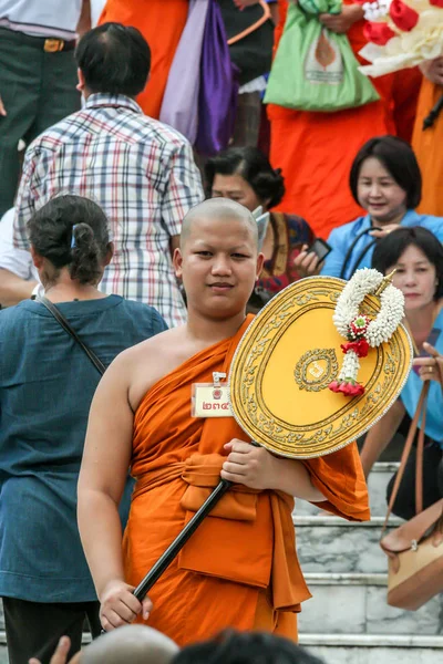 2011 Bangkok Tajlandia Grupa Buddyjskich Mnichów Turystów Pozujących Kamery Tle — Zdjęcie stockowe