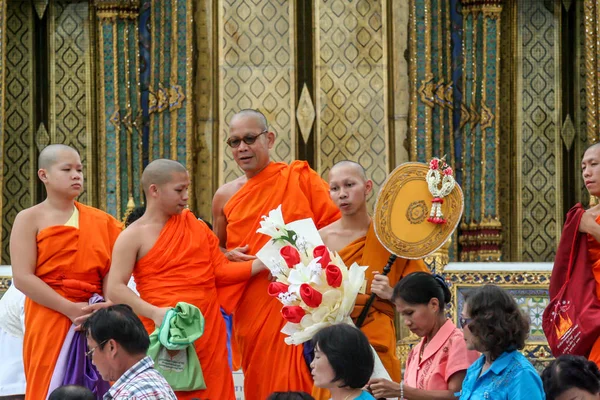 2011 Bangkok Thaïlande Groupe Moines Bouddhistes Touristes Posant Pour Caméra — Photo