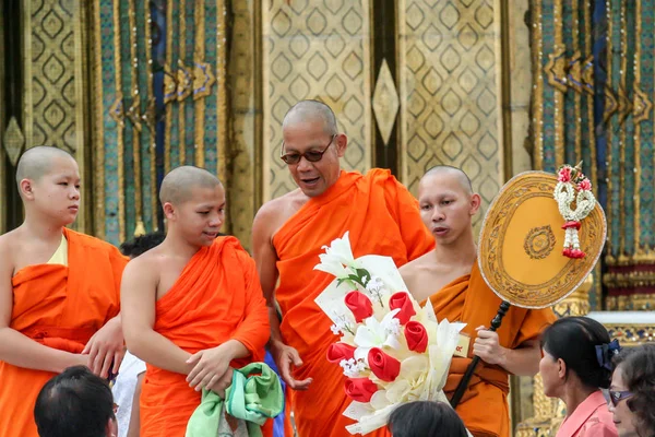 2011 Bangkok Tailandia Grupo Monjes Budistas Turistas Posando Para Cámara — Foto de Stock
