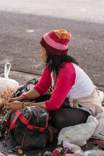 2011 Bangkok Thailand Homeless Asian Woman Sitting Road Blur Grain — Stock Photo, Image