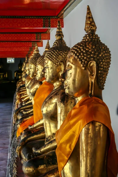 2011 Bangkok Thailand Golden Buddhist Statues Wall Temple Sightseeing Bangkok — Stock Photo, Image