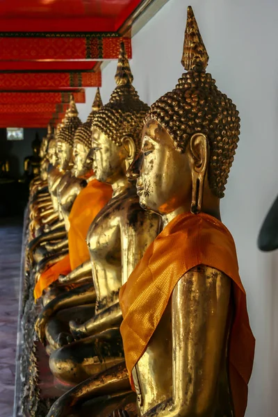 2011 Bangkok Thailand Golden Buddhist Statues Wall Temple Sightseeing Bangkok — Stock Photo, Image