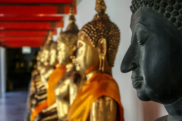 2011 Bangkok Thailand Golden Buddhist Statues Wall Temple Sightseeing Bangkok — Stock Photo, Image