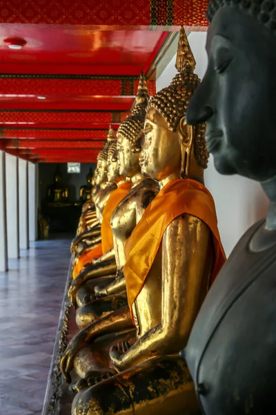 2011 Bangkok Thailand Golden Buddhist Statues Wall Temple Sightseeing Bangkok — Stock Photo, Image