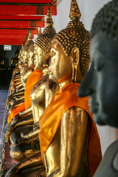 2011 Bangkok Thailand Golden Buddhist Statues Wall Temple Sightseeing Bangkok — Stock Photo, Image