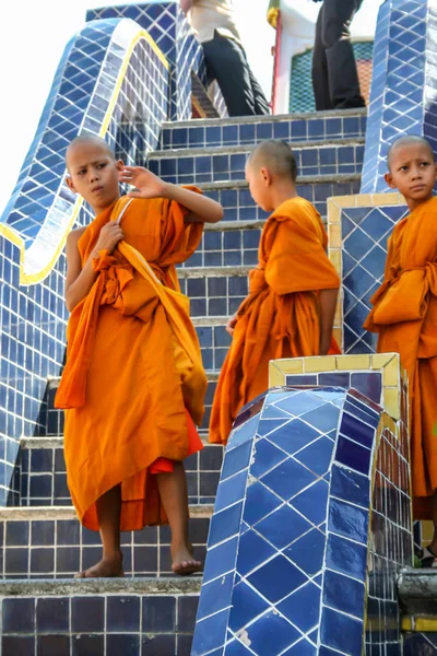 2011 Bangkok Tayland Budist Çocuklar Turistik Yerleri Ziyaret Ediyor Asya — Stok fotoğraf