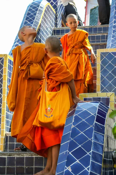 2011 Bangkok Tayland Budist Çocuklar Turistik Yerleri Ziyaret Ediyor Asya — Stok fotoğraf