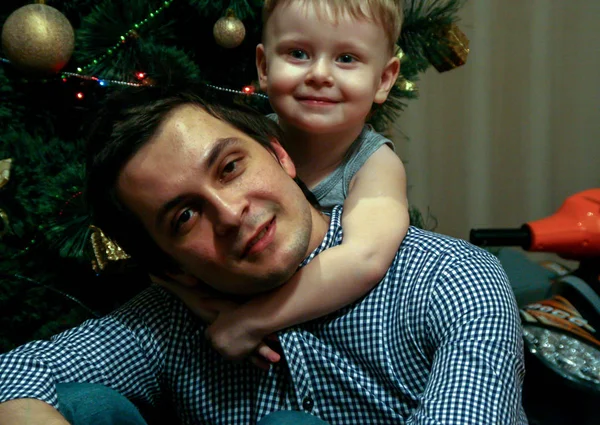 2010 Maloyaroslavets Rusya Küçük Bir Çocuk Amcasına Sarılıyor Yılbaşı Ağacının — Stok fotoğraf
