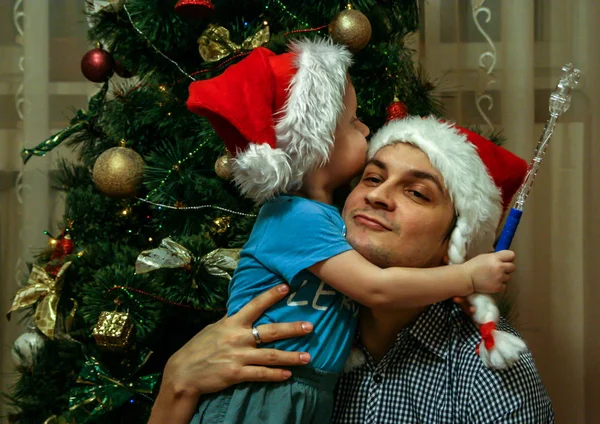 2011 Maloyaroslavets Russland Ein Kleiner Junge Mit Weihnachtsmann Hut Und — Stockfoto