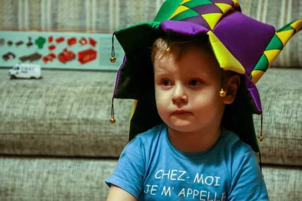 2011 Maloyaroslavets Rusia Niño Pequeño Con Sombrero Arlequín Viendo Televisión — Foto de Stock