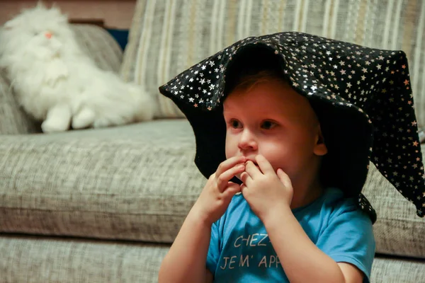 2011 Maloyaroslavets Rusia Niño Vistiendo Sombrero Negro Bruja Viendo Televisión — Foto de Stock