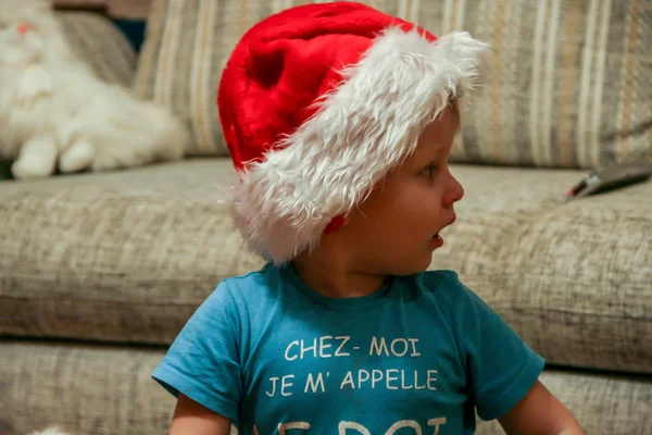 2011 Maloyaroslavets Rusia Niño Pequeño Con Sombrero Arlequín Viendo Televisión — Foto de Stock